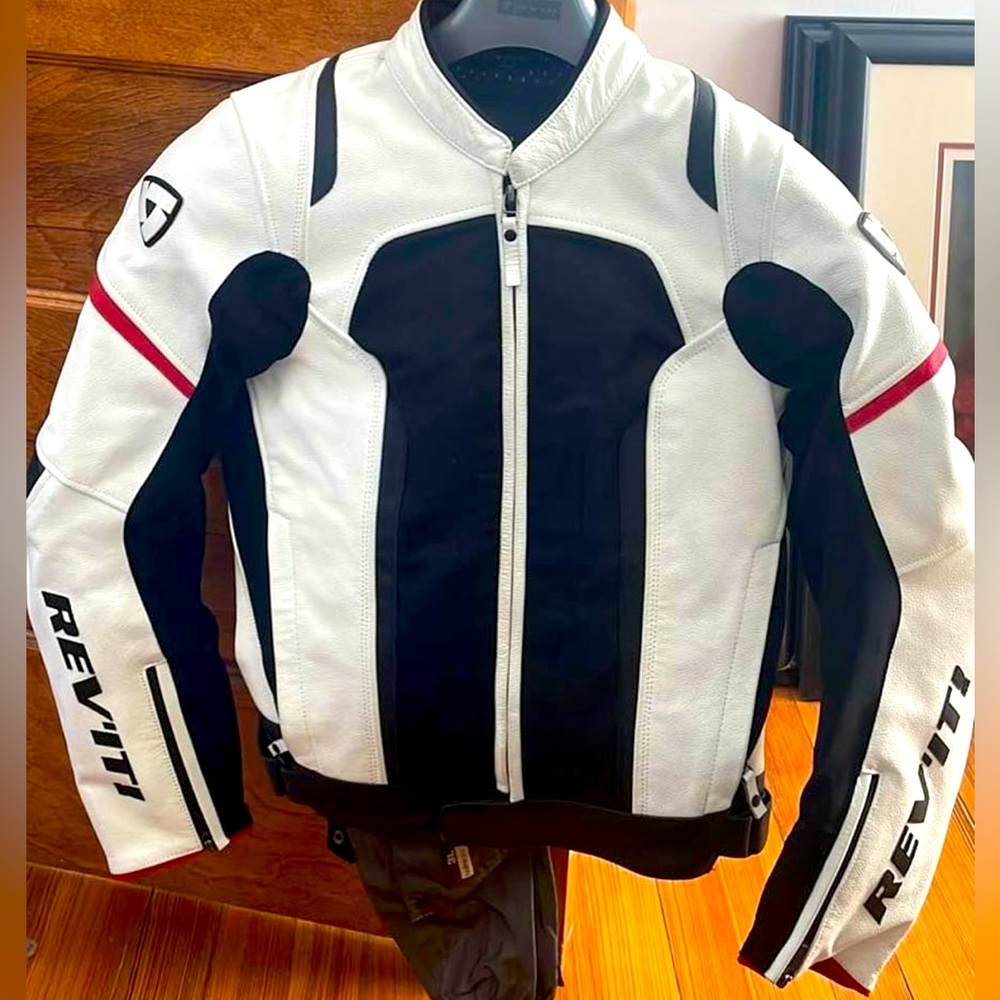Women’s Rev’it! Leather motorcycle Jacket W/ Roll Back Pad and Kevlar Pads